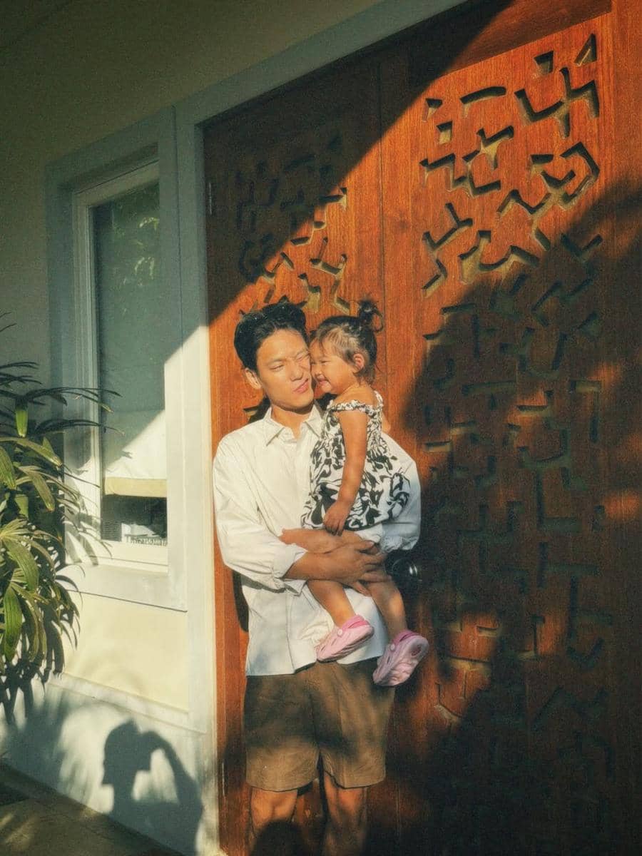 Na Daehoon saat berlibur di pantai bareng Trio Na