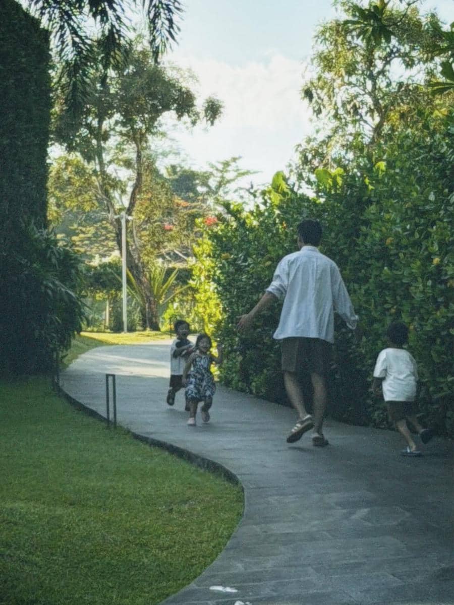 Na Daehoon saat berlibur di pantai bareng Trio Na