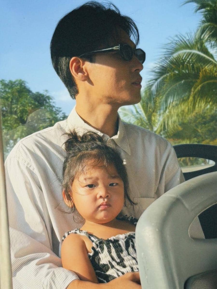 Na Daehoon saat berlibur di pantai bareng Trio Na