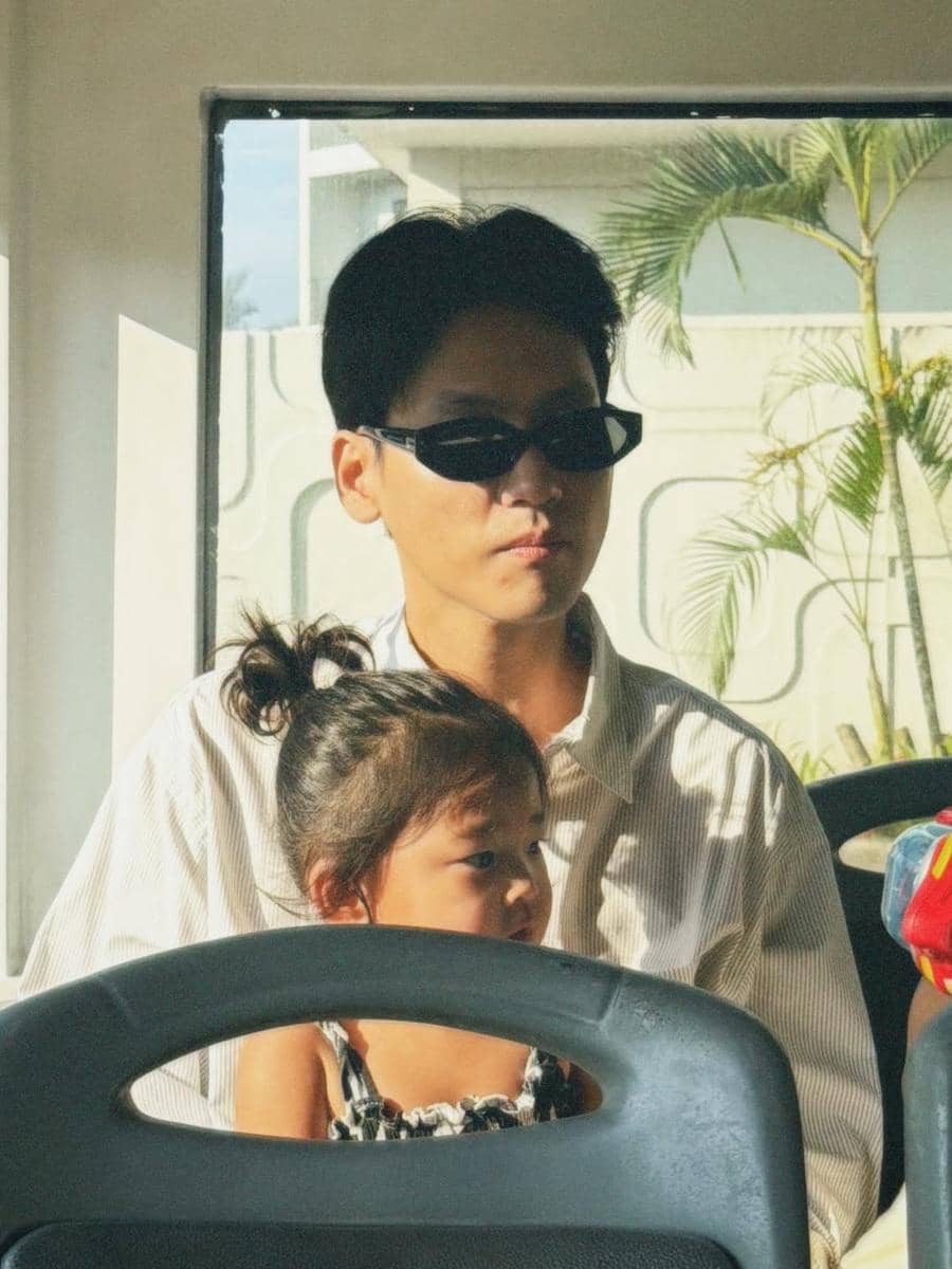 Na Daehoon saat berlibur di pantai bareng Trio Na