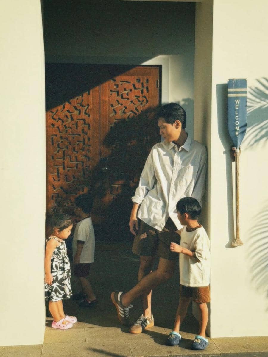 Na Daehoon saat berlibur di pantai bareng Trio Na