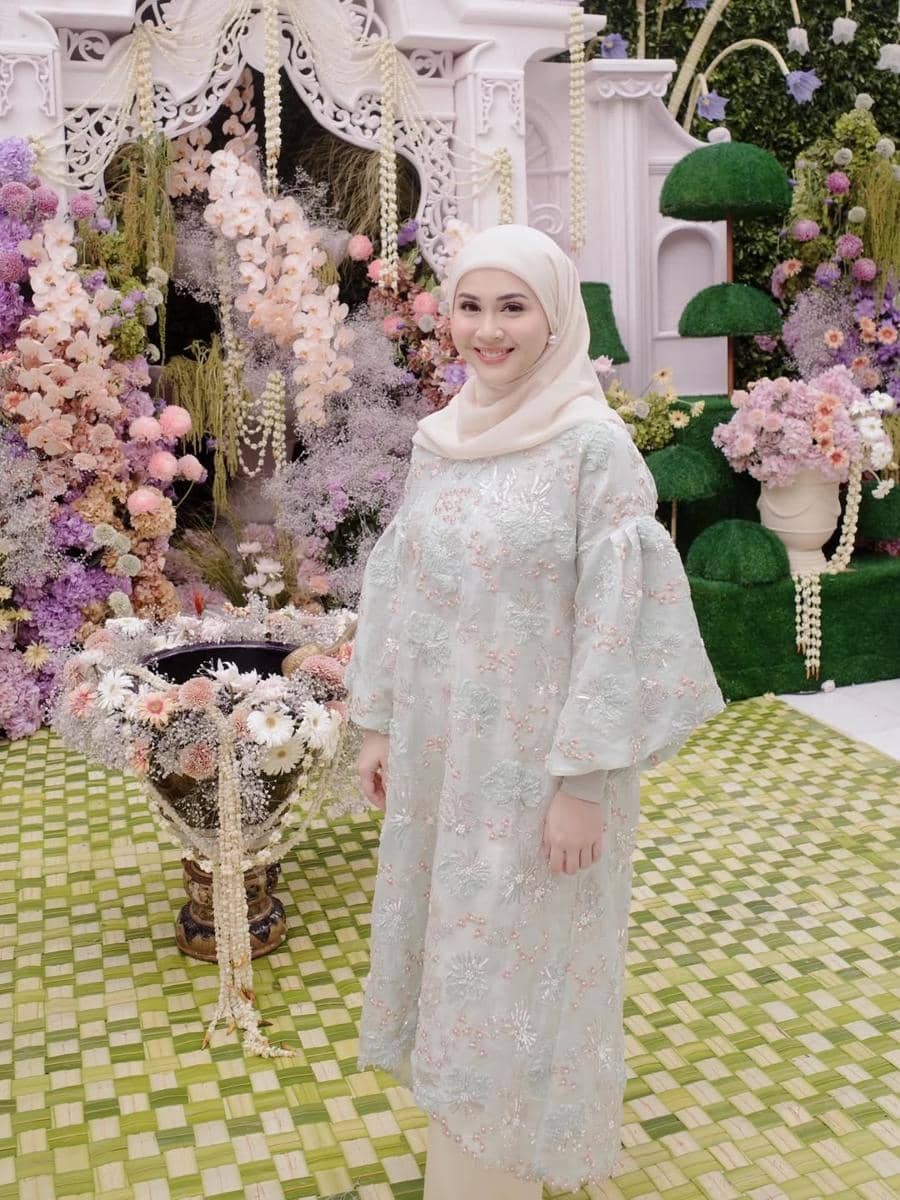 Kesha Ratuliu di acara siraman Syifa Hadju