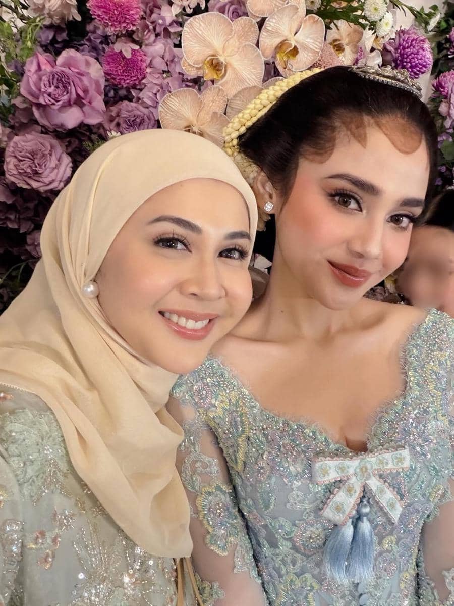 Kesha Ratuliu di acara siraman Syifa Hadju