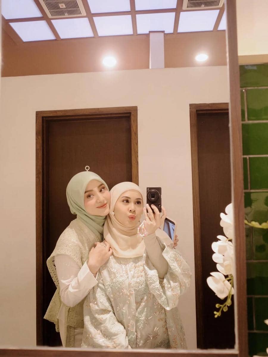 Kesha Ratuliu di acara siraman Syifa Hadju