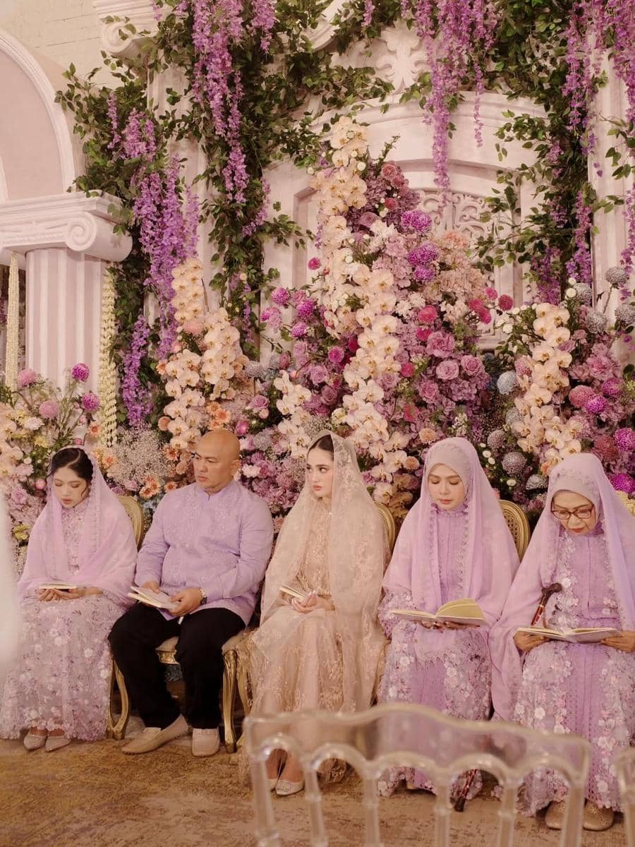 Kesha Ratuliu di acara siraman Syifa Hadju