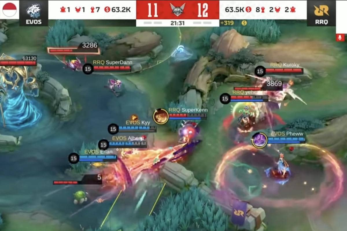 SuperDann berjalan kaki menghampiri SuperKenn.