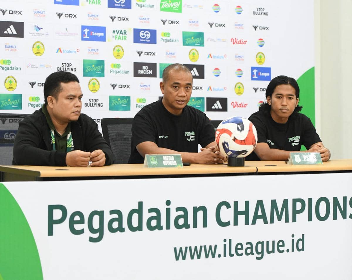 Pelatih dan pemain PSMS duduk di meja konferensi pers bersama media officer menjelang pertandingan kontra Adhyaksa FC.