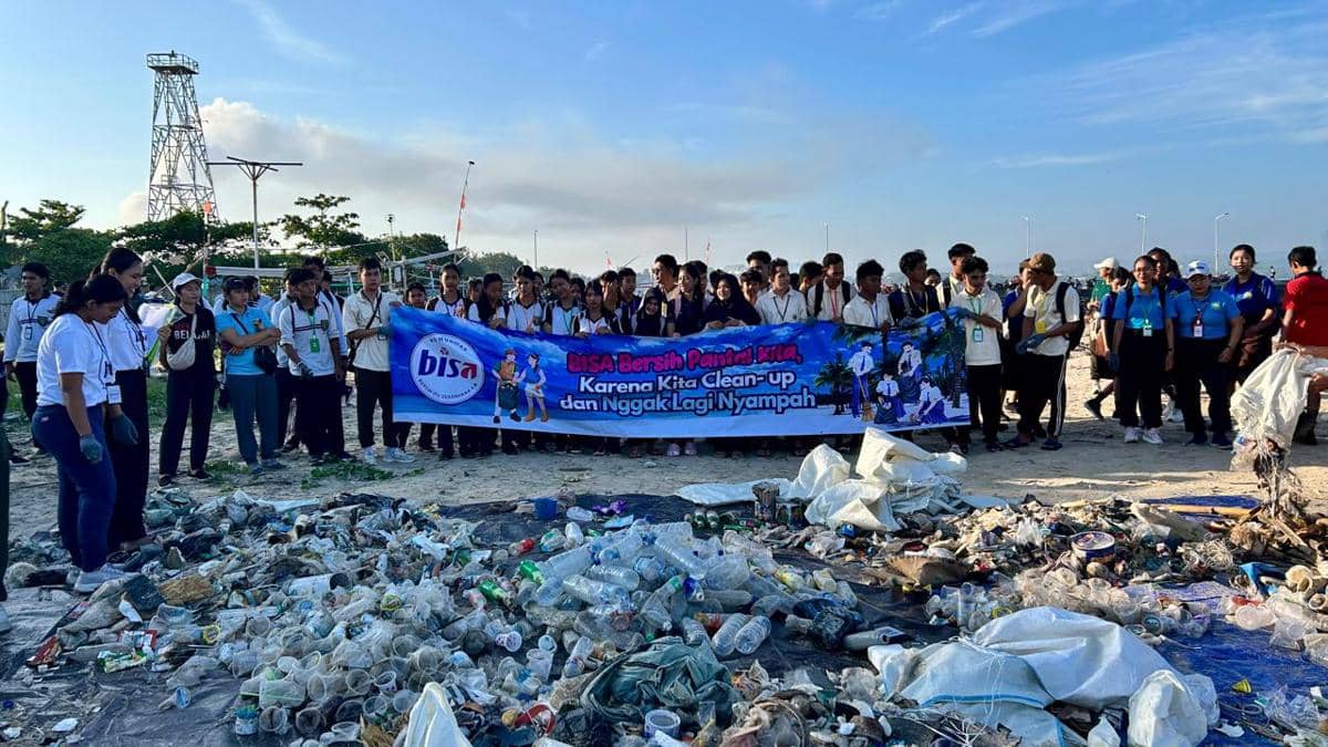 Komunitas BISA Ajak Ratusan Relawan Bersihkan Pantai Kelan di Bali