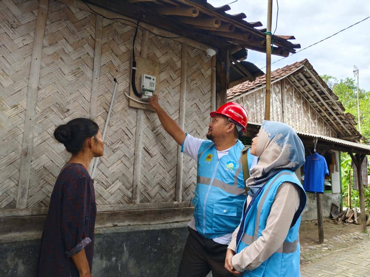 PLN Maknai Hari Kartini dengan Berbagi Cahaya pada Dhuafa dan Masjid