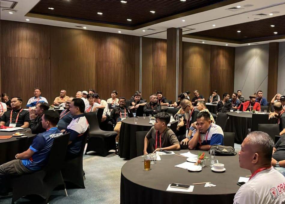 Peserta duduk di meja bundar menghadiri pertemuan persiapan Kejurnas ORADO 2026 di sebuah ruangan konferensi di Bogor.