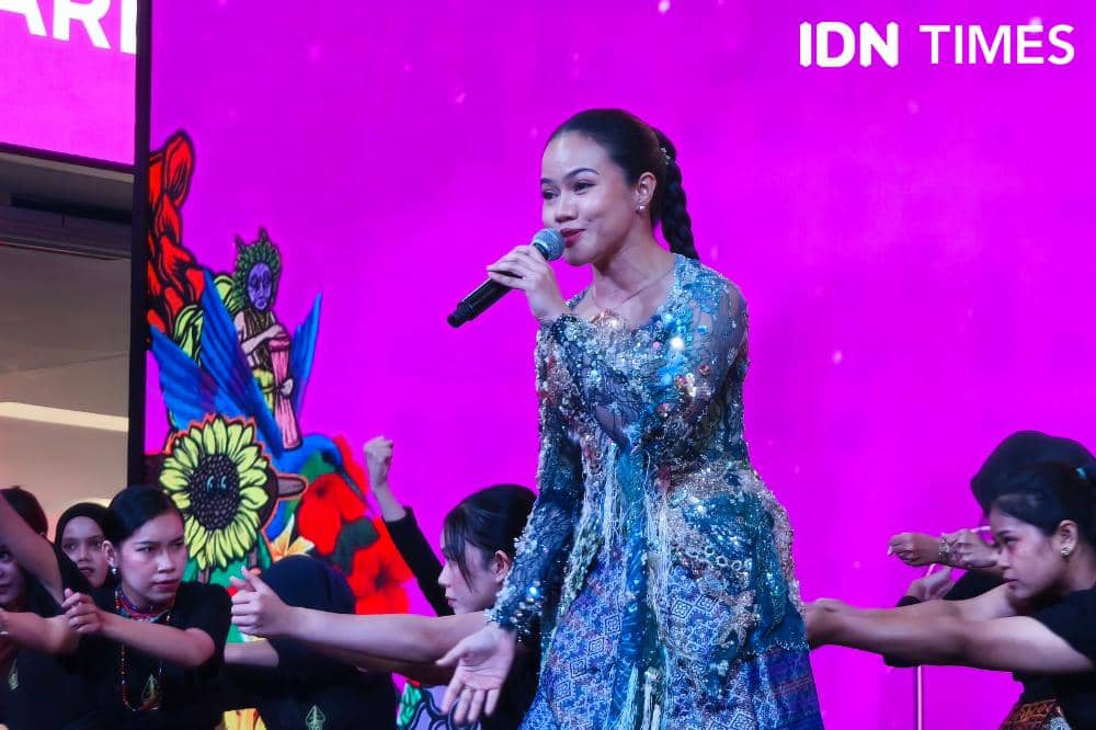 Yura Yunita saat menyanyikan lagu Inspirasi Diri dalam acara press conference Pagelaran Sabang Merauke di Jakarta, Jumat (24/4/2026)