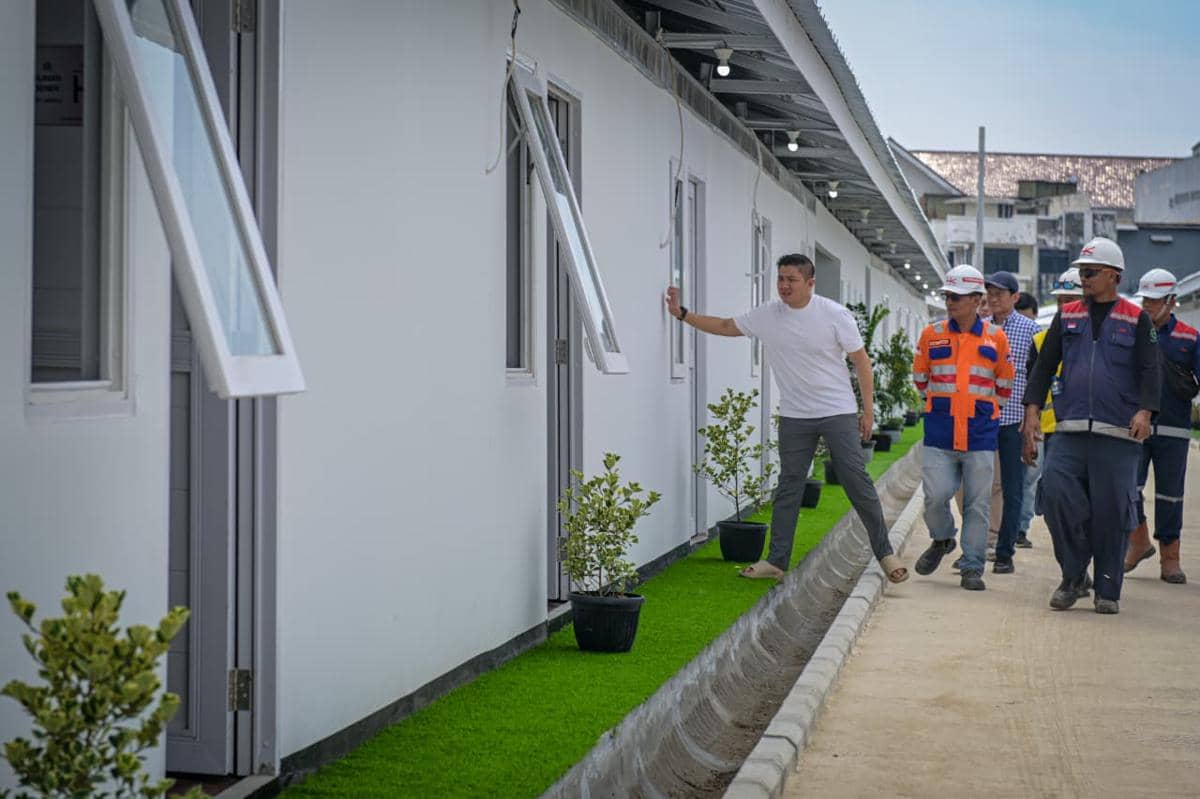 Proyek Dikebut, Teddy Cek Progres Hunian Warga di Pinggir Rel Senen