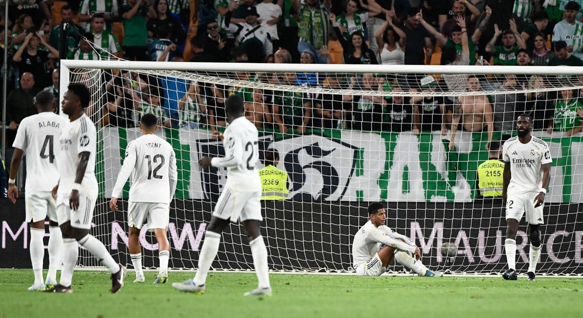 Para pemain Real Madrid tampak terpukul usai diimbangi Getafe (AFP / Cristina Quicler)