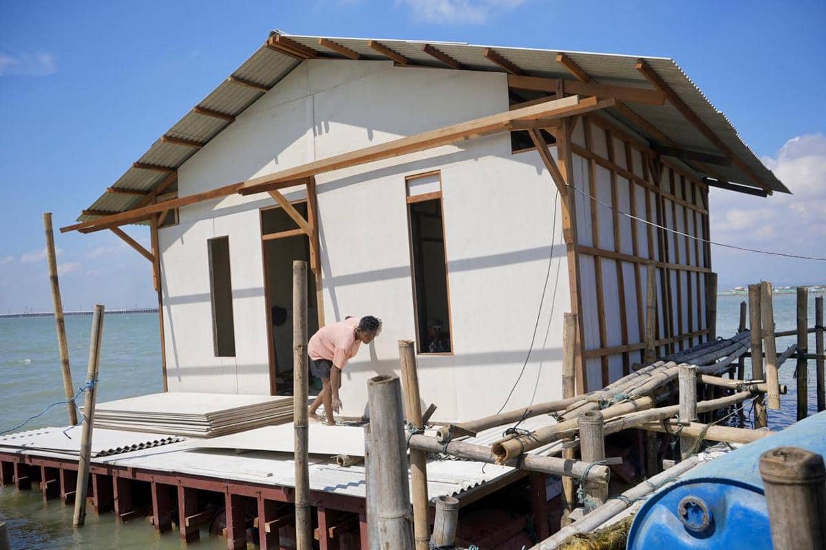 Rumah Apung Untuk Mak Ijah yang Setia Menjaga Mangrove di Tengah Abrasi Pesisir Demak