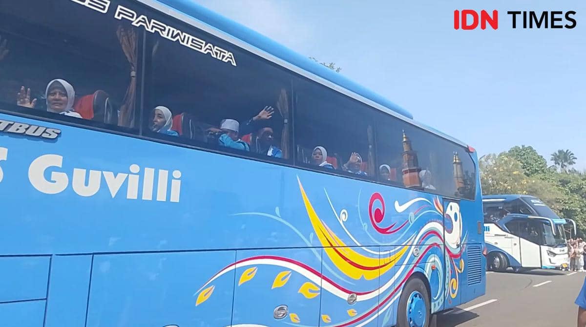 Jemaah asal Majalengka siap menuju Asrama Haji Indramayu. (IDN Times/Inin Nastain)