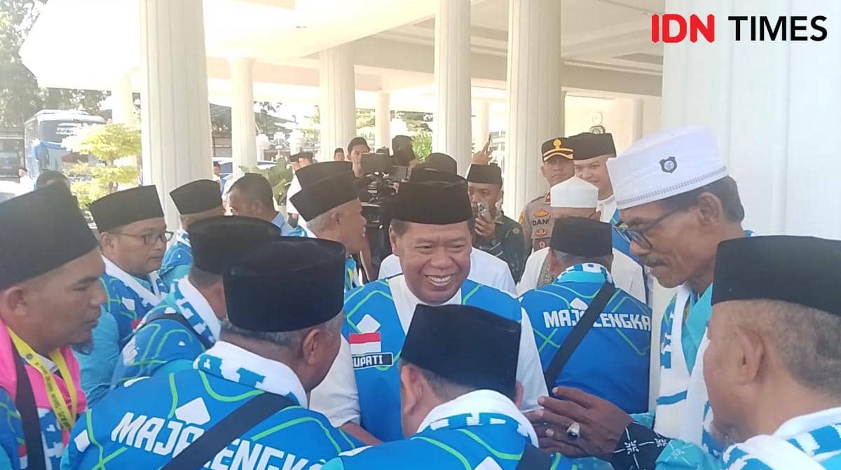 Bupati Majalengka Eman Suherman menyapa jemaah. (IDN Times/Inin Nastain)
