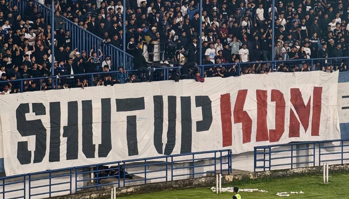 Respon Bobotoh Soal Kemunculan Spanduk Shut Up KDM di Stadion GBLA