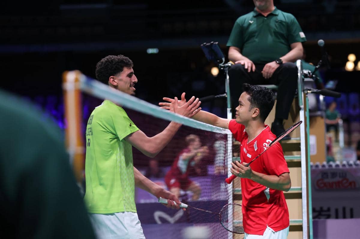 Anthony Sinisuka Ginting bersama Mohamed Abdelaziz Ouchefoun menjalani partai ketiga fase Grup D Thomas Cup 2026