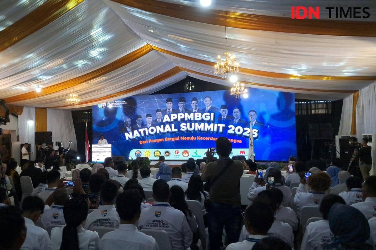 Ketua Umum Asosiasi Pengusaha dan Pengelola Dapur Makan Bergizi Gratis Indonesia (APPMBGI) Laksda TNI (Purn) Abdul Rivai Ras di kantor pusat APPMBGI. (IDN Times/Trio Hamdani)