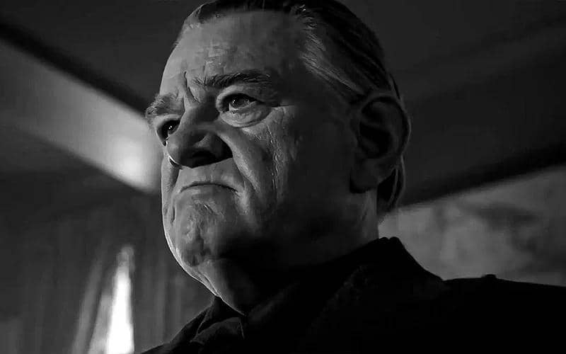 Karakter Silvermane dengan ekspresi tegas dalam adegan hitam putih dari serial Spider-Noir produksi Prime Video.