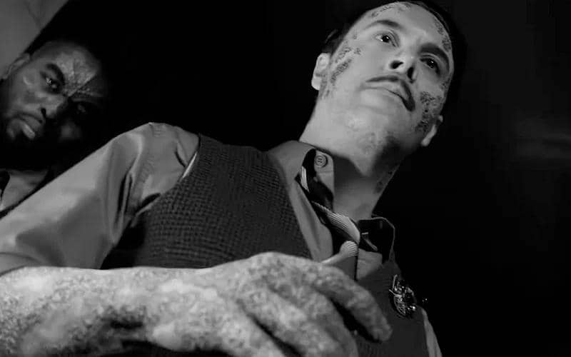 Karakter The Sandman dengan wajah dan tangan bertekstur pasir dalam adegan hitam putih dari serial Spider-Noir di Prime Video.