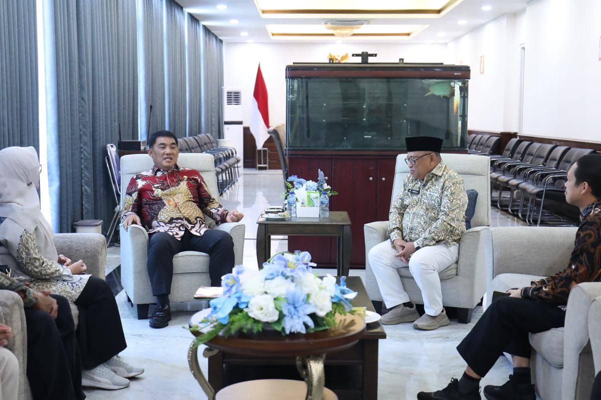 Gubernur Sulawesi Utara Yulius Selvanus berdiskusi dengan Kepala Kanwil Kementerian Haji dan Umroh Sulut Wahyudin Ukoli di ruang pertemuan.