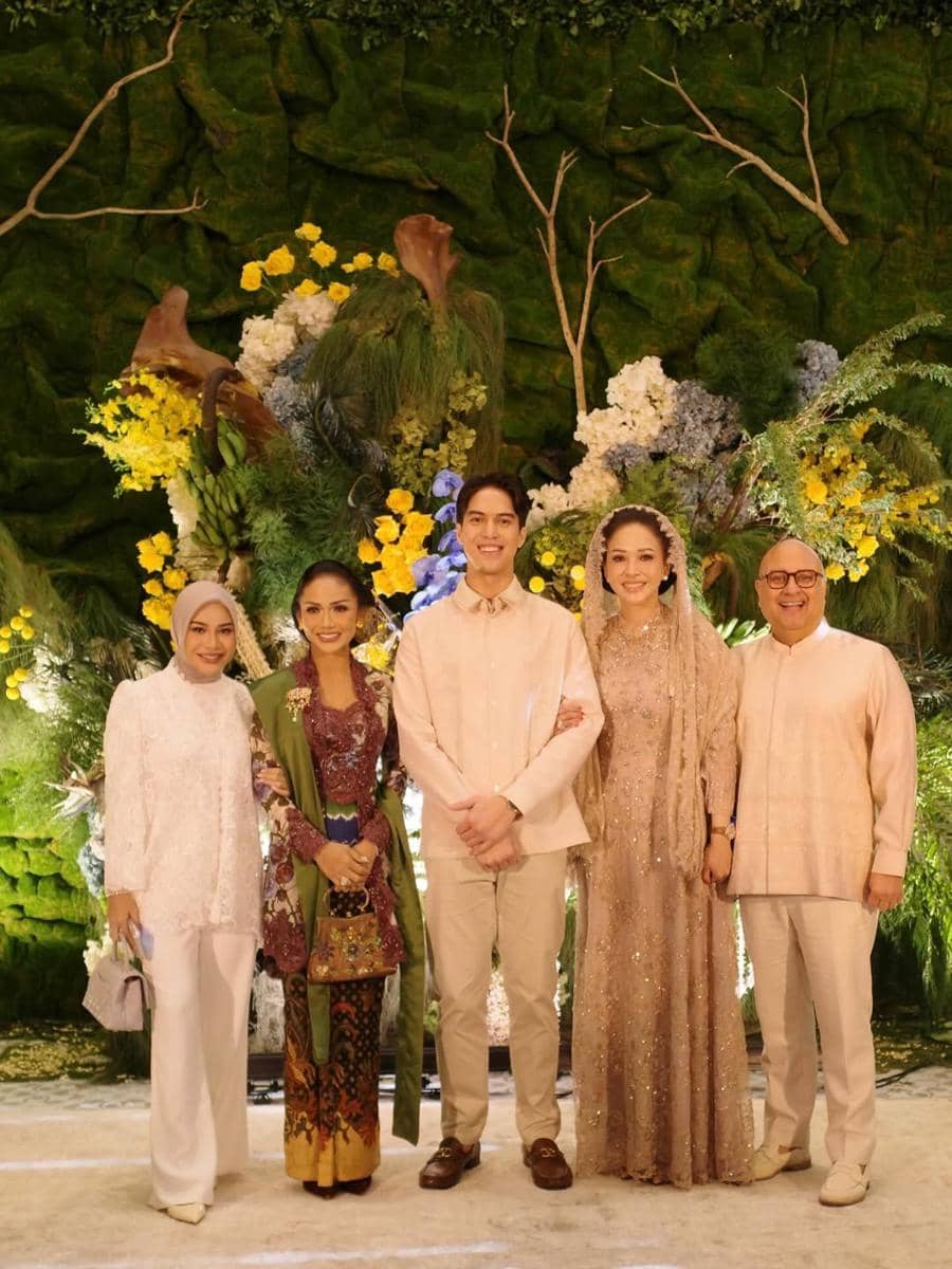 Gaya tamu El, Aurel Hermansyah. 