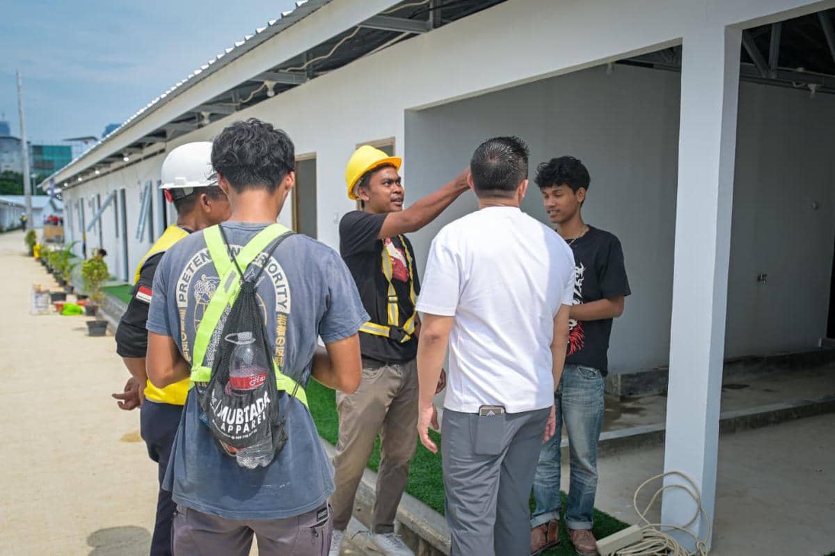 Proyek Dikebut, Teddy Cek Progres Hunian Warga di Pinggir Rel Senen