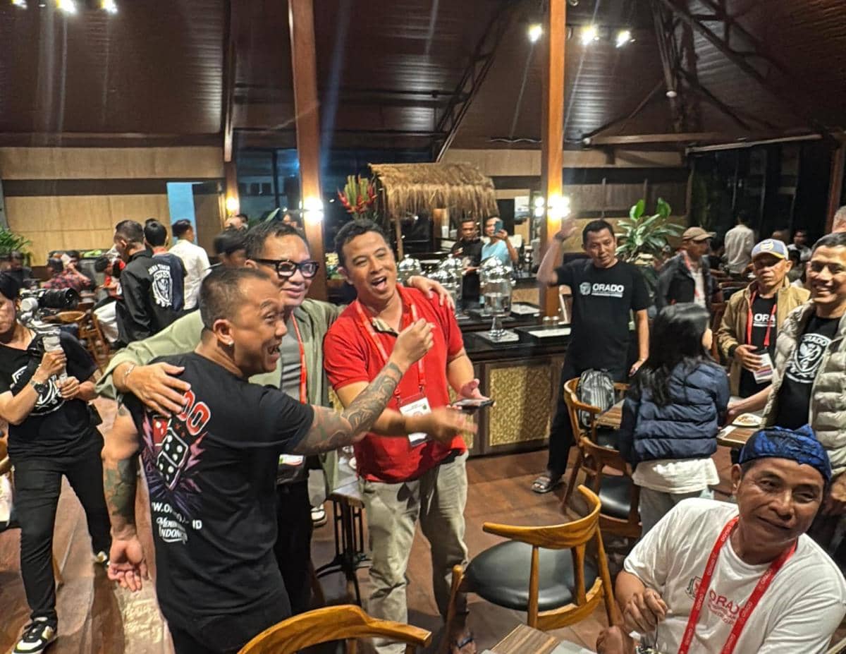 Sejumlah peserta ORADO berkumpul dan berfoto bersama di sebuah acara dalam ruangan menjelang Kejurnas ORADO 2026 di Bogor.