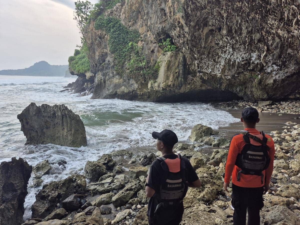 SAR dan TNI AL Lacak Pemancing Terjatuh di Tanjung Karang Kebumen