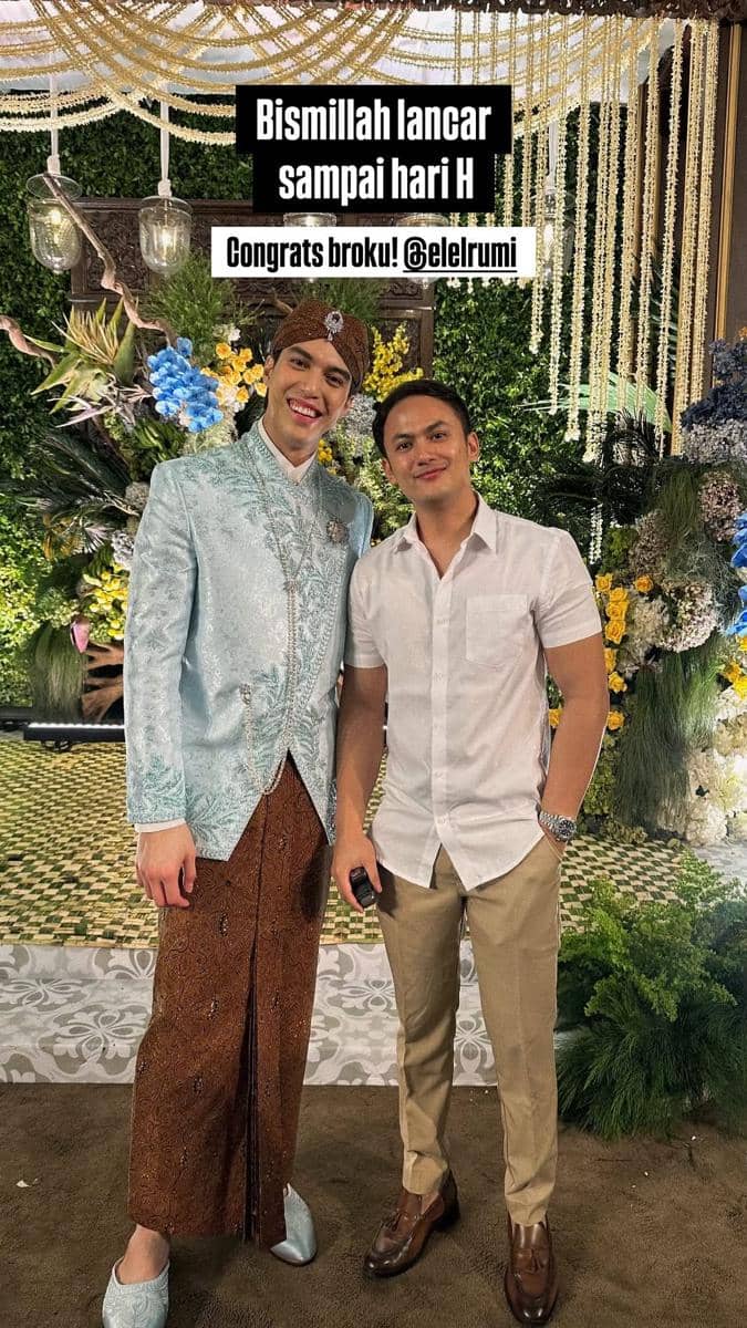 Gibran Fauzan berpose di acara pengajian dan siraman dengan latar dekorasi bunga berwarna hijau, kuning, dan biru yang elegan.