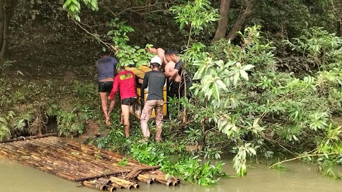 Tim tiba di titik rilis setelah OU diseberangkan dengan rakit.jpeg