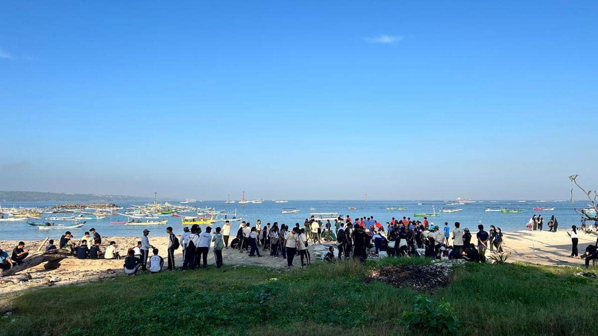 Ratusan relawan yang terdiri dari siswa sekolah, mahasiswa, hingga pemerhati lingkungan kompak melakukan aksi bersih-bersih pantai di Pantai Kelan, Kecamatan Kuta, Badung, Jumat (24/4/2026). (Dok. Istimewa)