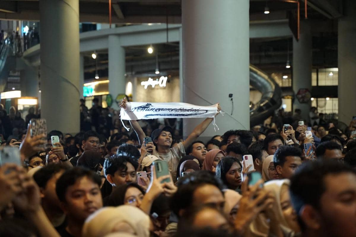 Penampilan grup musik Barasuara dalam rangkaian acara HUT Nipah Park Makassar ke-8 pada Jumat 24 April 2026.