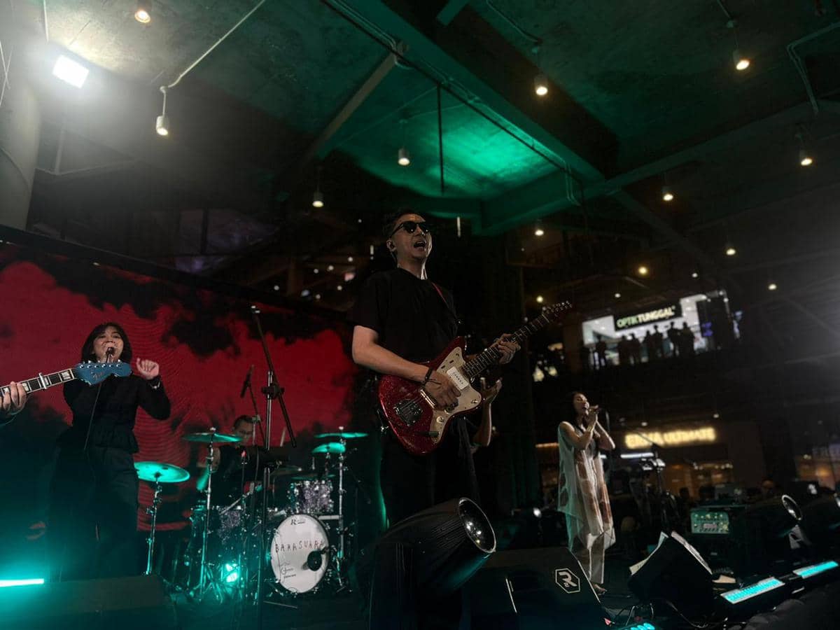 Penampilan grup musik Barasuara dalam rangkaian acara HUT Nipah Park Makassar ke-8 pada Jumat 24 April 2026.