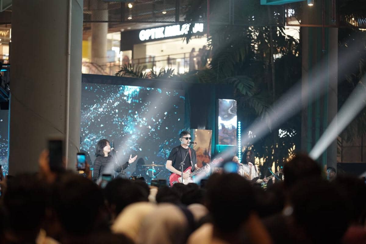 Penampilan grup musik Barasuara dalam rangkaian acara HUT Nipah Park Makassar ke-8 pada Jumat 24 April 2026.