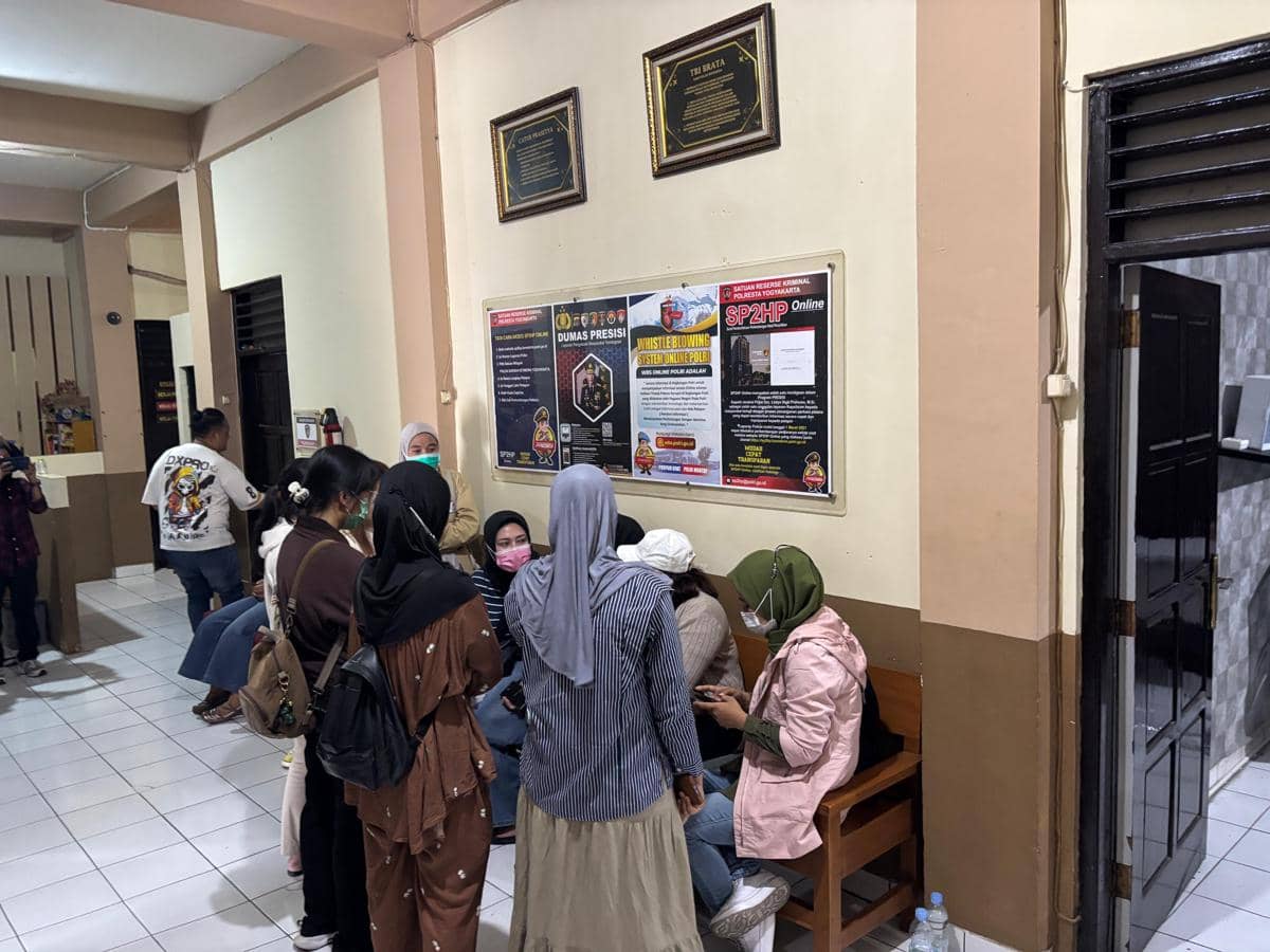Orang tua dari anak Daycare Little Aresha, di Polresta Yogyakarta, Sabtu (25/4/2026). (IDN Times/Herlambang Jati Kusumo)