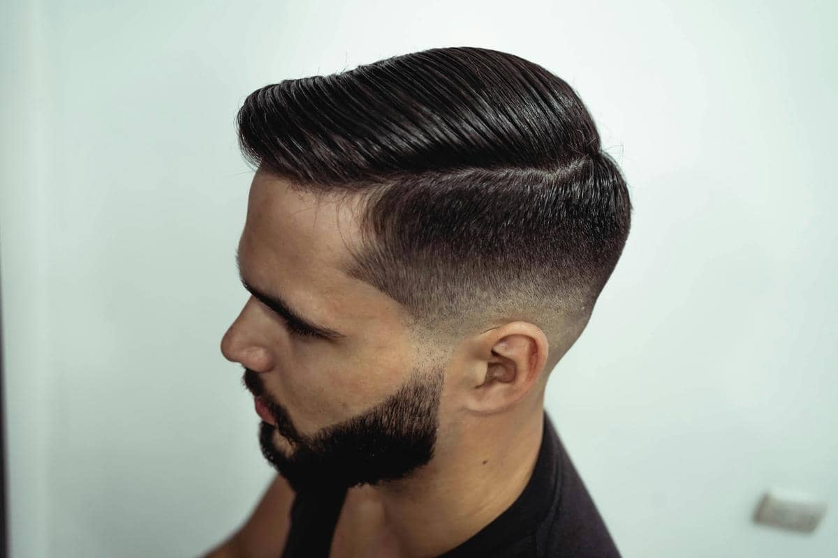 Ilustrasi Slicked Back Low Taper (pexels.com/iam luisao)