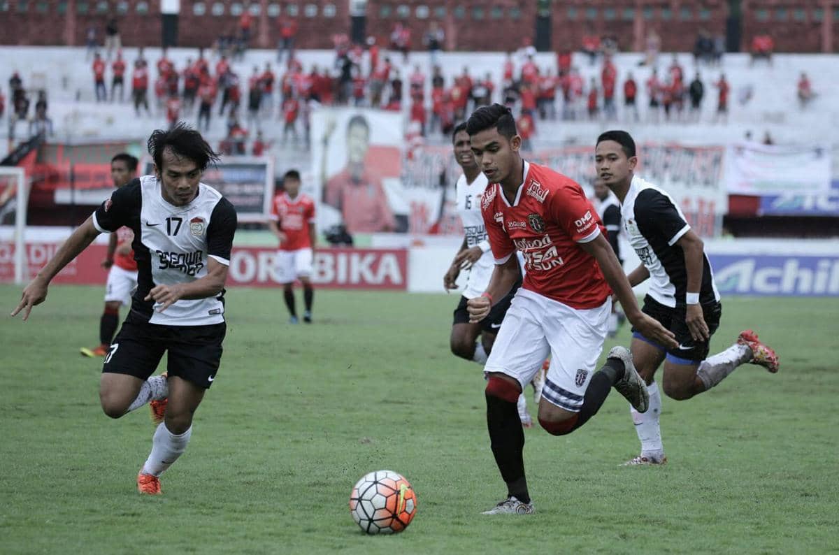 Bali United versus PSM Makassar di musim 2016.