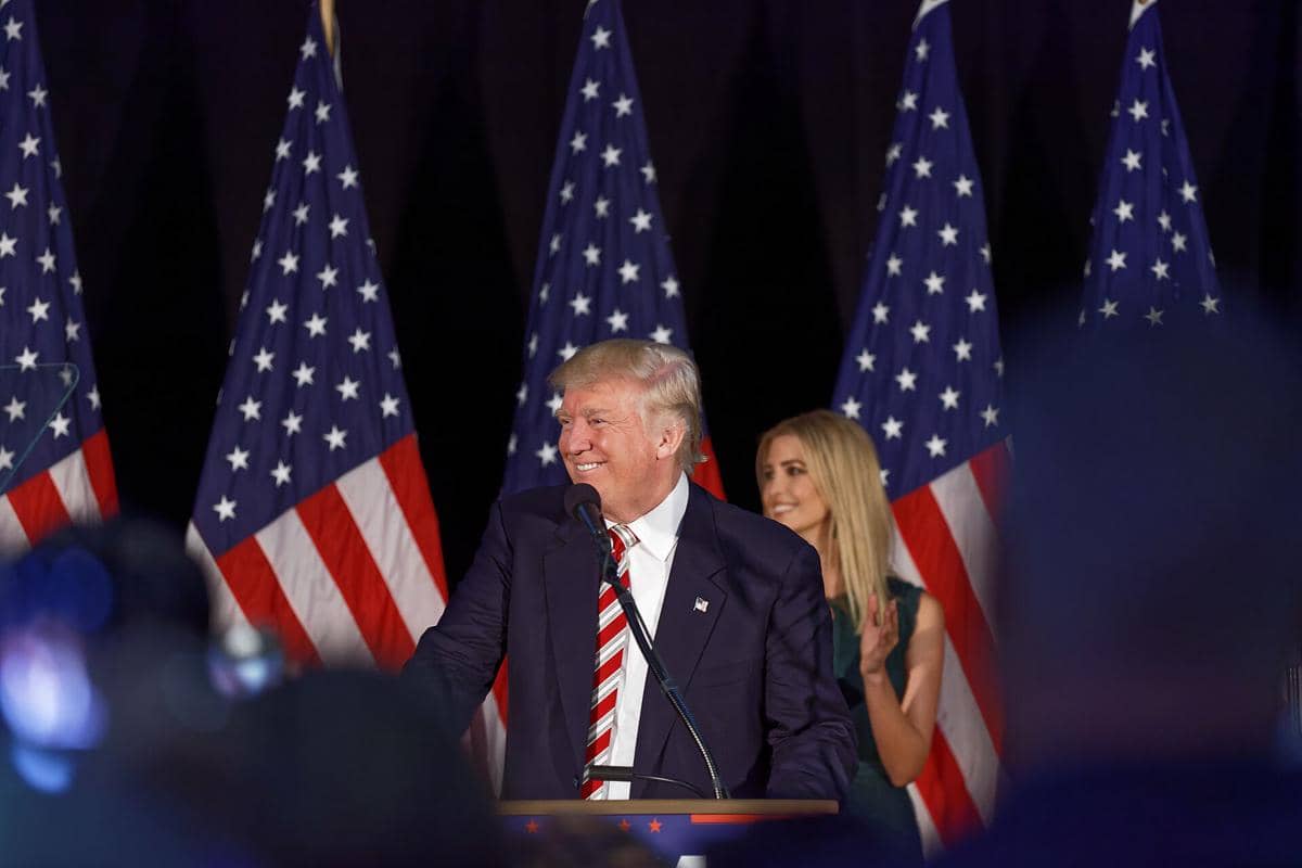 Donald Trump sedang berpidato.