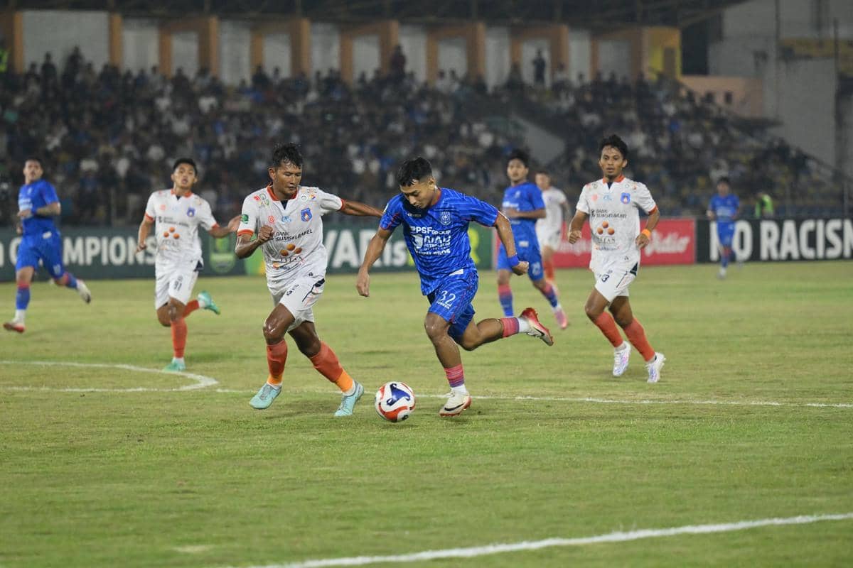 PSPS saat mencoba menembus pertahanan Sumsel United