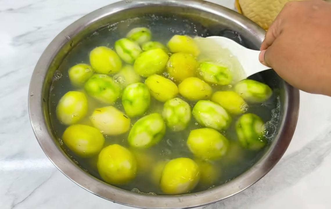 ilustrasi merendam buah kedondong