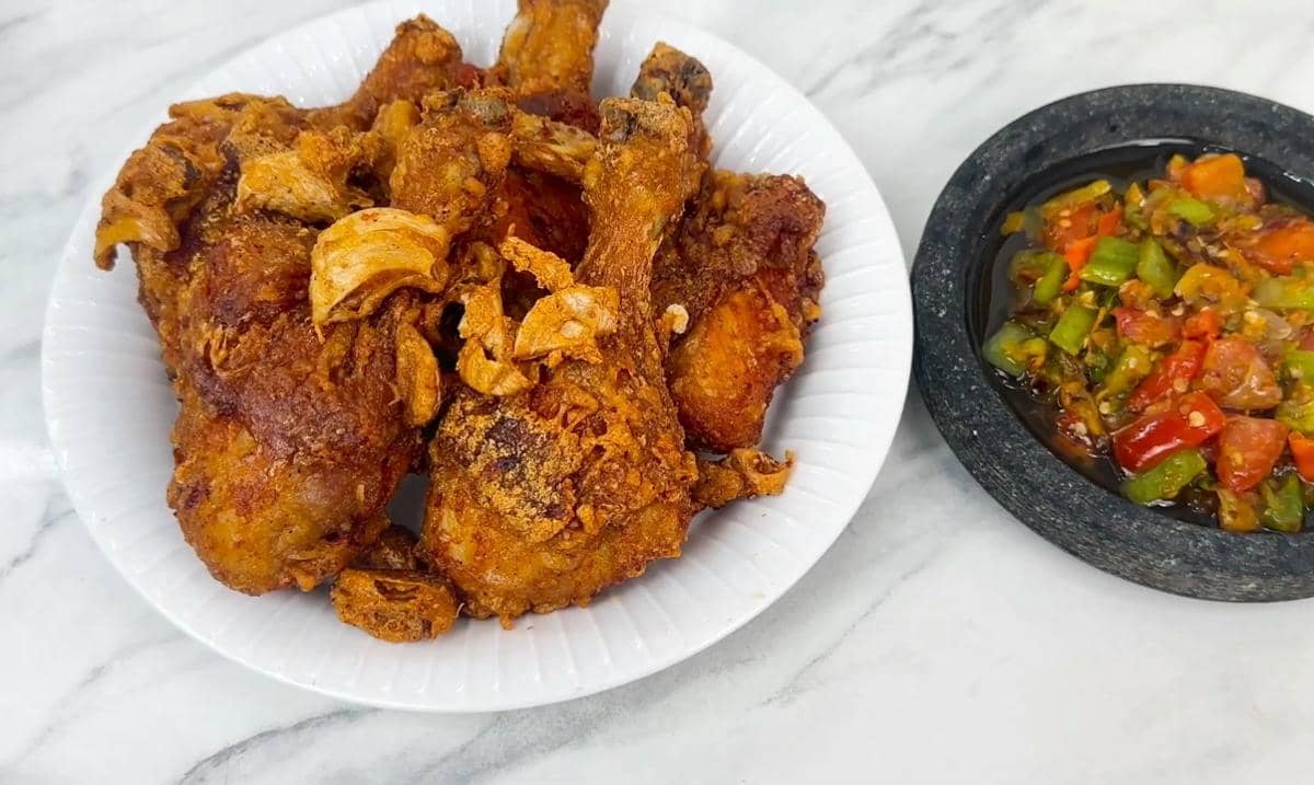 Resep Ayam Goreng Bawang Putih Sambal Pecak yang Bikin Boros Nasi