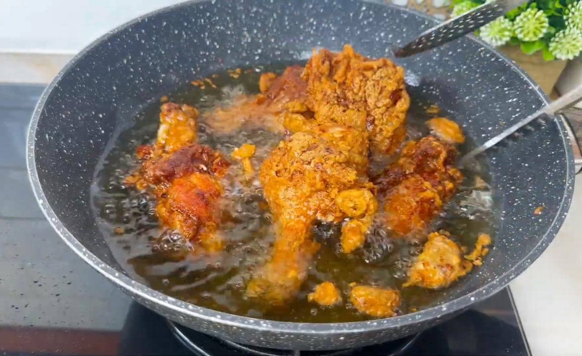 ilustrasi menggoreng ayam 