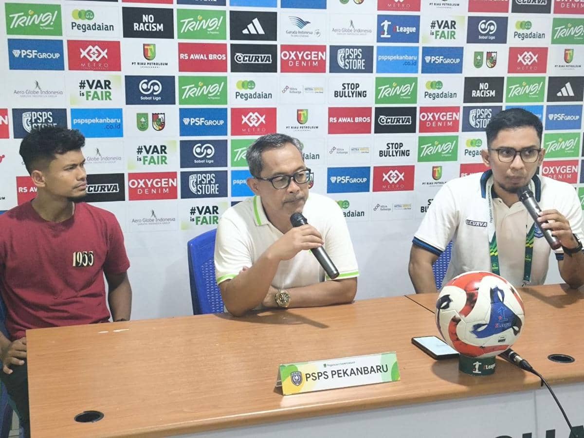 Pelatih PSPS Aji Santoso