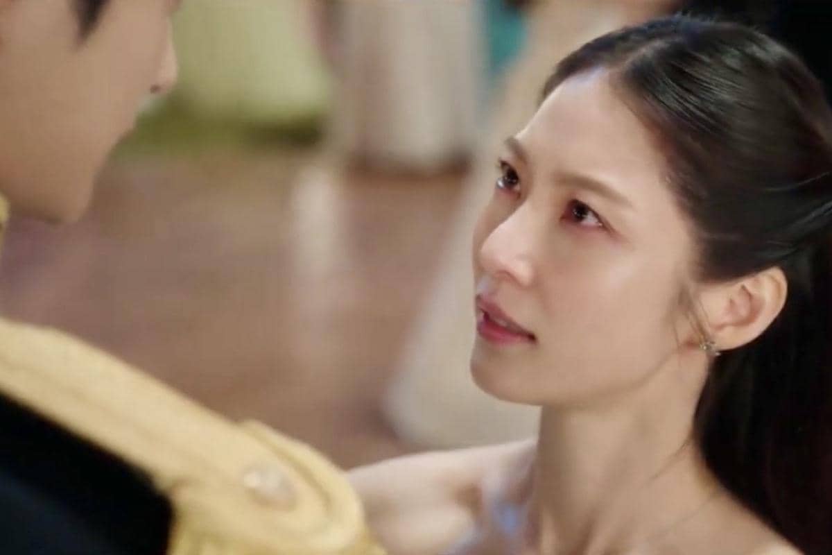 I An (Byeon Woo Seok) dan Yoon Yi Rang (Gong Seung Yeon) dalam drakor Perfect Crown 
