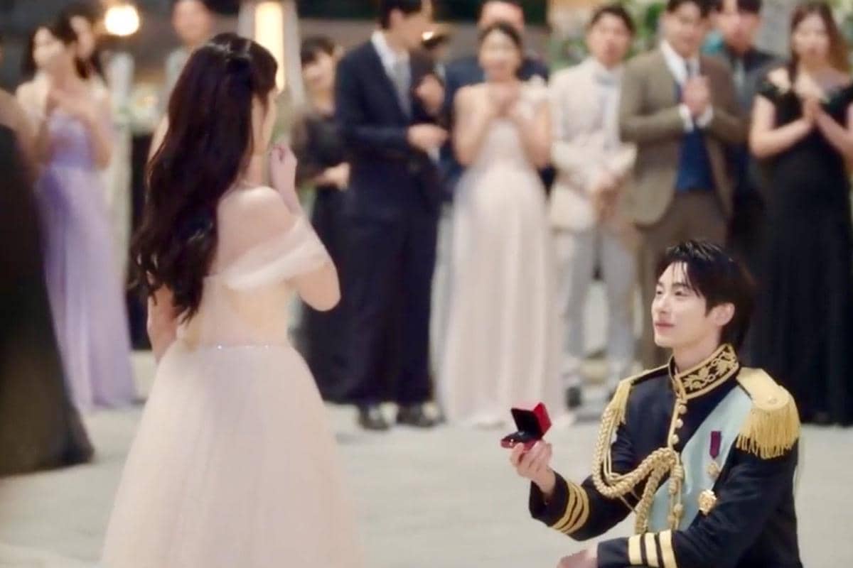Seong Hui Ju (IU) dan I An (Byeon Woo Seok) dalam drakor Perfect Crown 