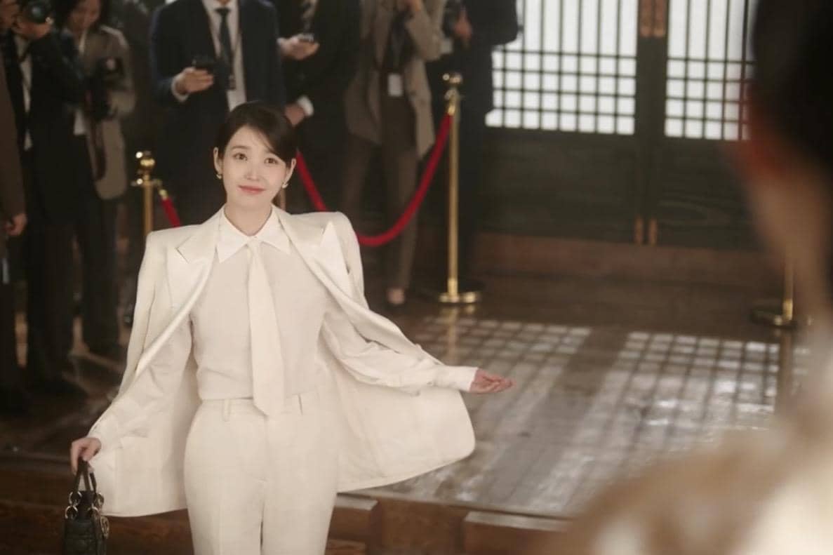 Seong Hui Ju (IU) dalam drakor Perfect Crown 