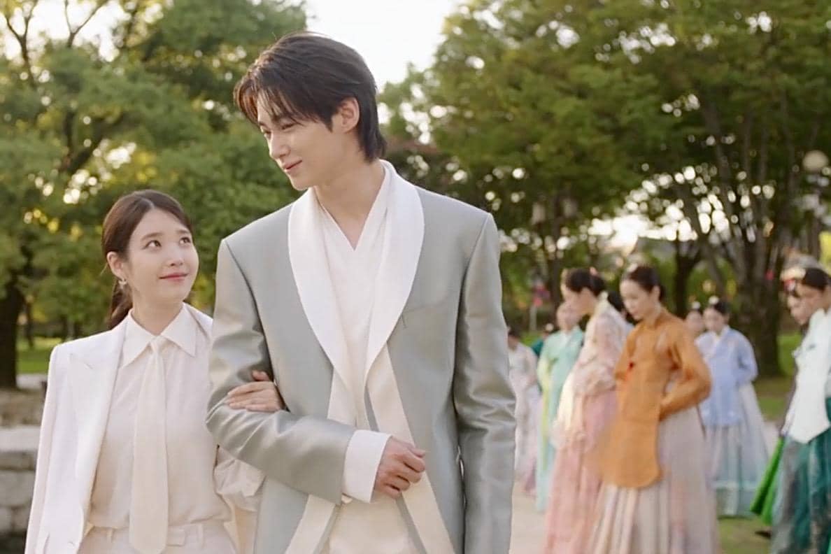 Seong Hui Ju (IU) dan I An (Byeon Woo Seok) dalam drakor Perfect Crown 