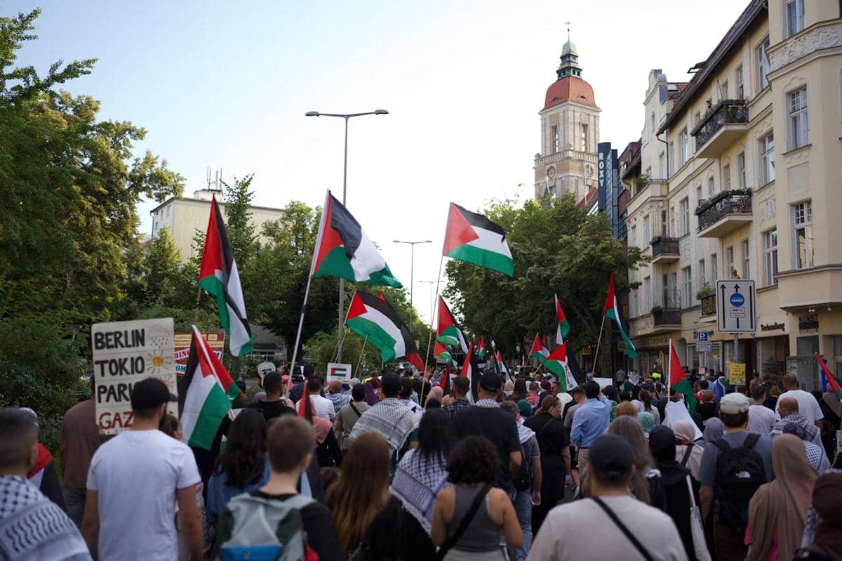 Orang-orang sedang berdemo.